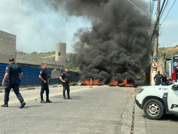 Moradores do Guaturinho bloqueiam rua em protesto contra a falta de energia