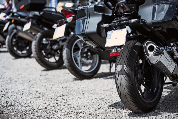 As Avenidas Sumaré e Paulo VI, da zona oeste de SP, receberam 6 km de faixa azul exclusiva para o tráfego de motocicletas.