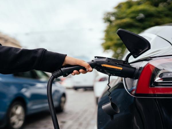 Carros elétricos terão preços mais acessíveis no Brasil? 