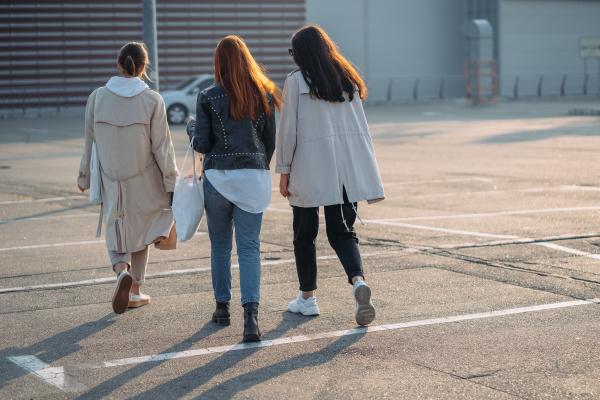 Mulheres adotam medidas protetivas ao andar nas ruas 