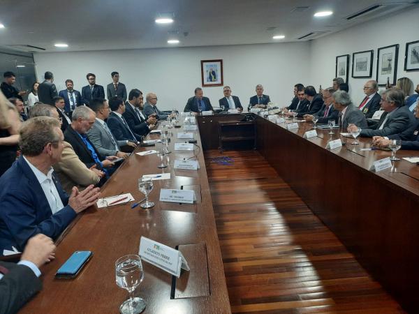 Em Brasília, secretário de Educação Régis Souza tenta reverter corte de R$ 10 milhões em Cajamar