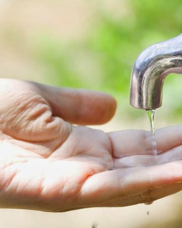 Sem agua, moradores de Balneário Camboriú criam rede improvisada de abastecimento