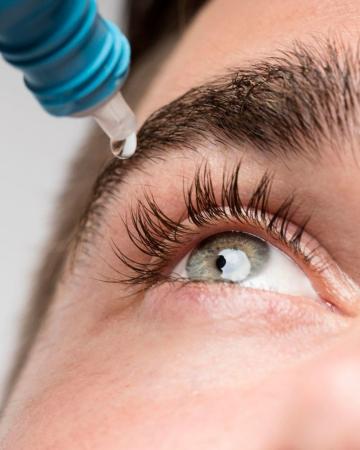 Novo colírio aprovado nos EUA promete aposentar os óculos de perto