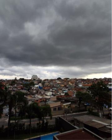 Frente fria muda o tempo e traz chuva de volta a São Paulo