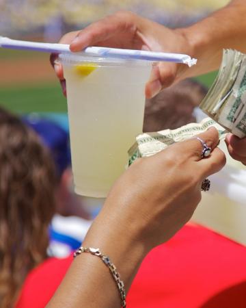 Carnaval impulsiona renda extra e ambulantes podem ganhar até R$ 9 mil em SP