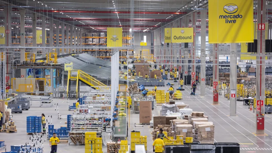 A MercadoLibre divulgou resultados fortes no quarto trimestre de 2025, com alta de 45% na receita (US$ 8,8 bilhões) e lucro de US$ 559 milhões, levemente abaixo das expectativas do mercado. Apesar do desempenho positivo, as ações da empresa caíram até 14% na Nasdaq e fecharam o dia em queda de 8,05%