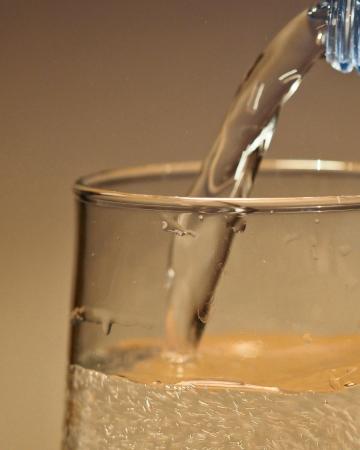 Água com gás aumenta a pressão? Médicos esclarecem o que é mito e o que é verdade