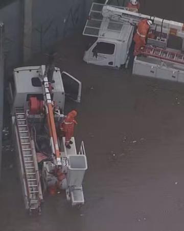 Córregos transbordam na Zona Sul de São Paulo e carros da Enel Boiam em alagamento. 