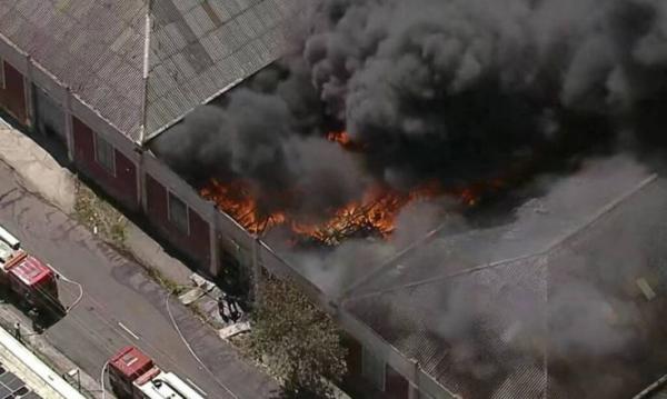 Incêndio em depósito de tintas gera fumaça intensa e preocupa moradores em Diadema