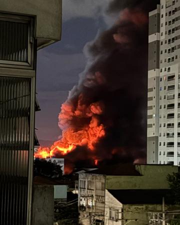 Incêndio de grandes proporções atinge fábrica e distribuidora de autopeças na Lapa