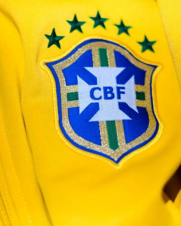 Lojistas acumulam prejuízo com camisas da Seleção após eliminação do Brasil