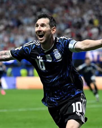 Dez anos depois, Messi volta ao estádio onde anunciou aposentadoria da seleção