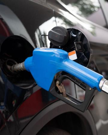 Por que gasolina e diesel demoram a ficar mais baratos nos postos?