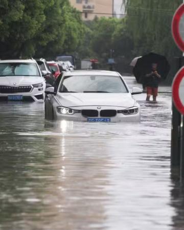 Tufão com ventos de 150 km/h provoca enchentes e cancela 943 voos na China