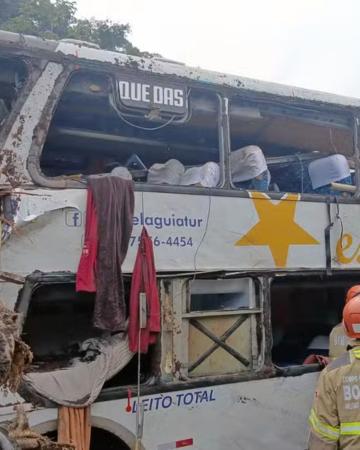 Acidente de ônibus em Petrópolis deixa 10 mortos e dezenas de feridos na BR-040