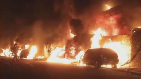 Incêndio em galpão de recicláveis destrói 15 carros na zona sul de SP