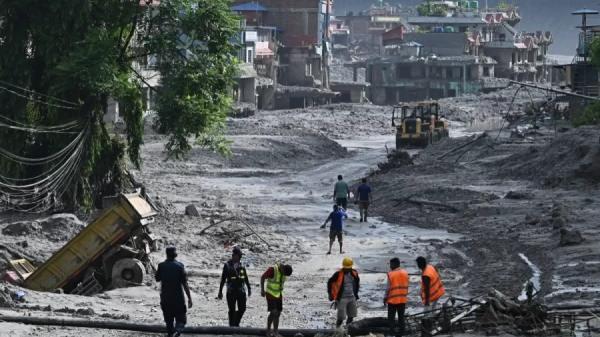 China pune 10 por divulgar números falsos de mortos em avalanche no Nepal