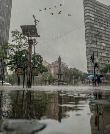 Carros ficam ilhados em túnel do Anhangabaú após forte chuva