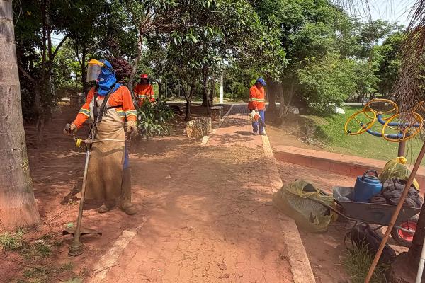 Bairro Jardim Novo Mundo, em Itu, recebe serviços de limpeza e conservação de áreas públicas. 