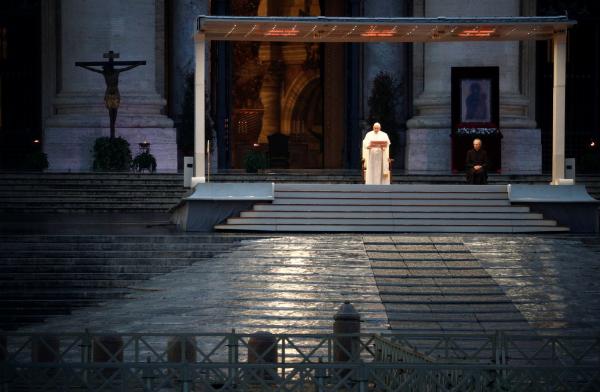 Papa reza sozinho em praça do Vaticano em meio à pandemia do coronavírus: “Só podemos avançar juntos”